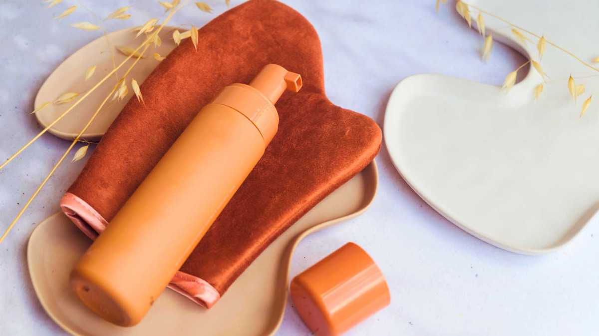 Selbstbräunungslotion. Selbstbräunungsschaum. Sprühbräune.