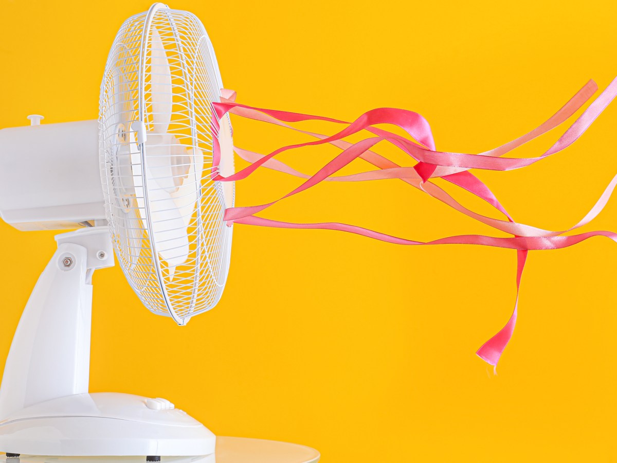 Wei&szlig;er Ventilator vor gelbem Hintergrund