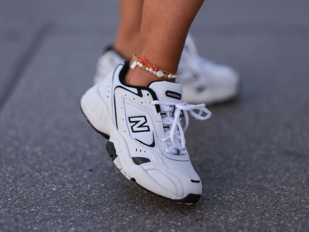 Streetstyle von Karin Teigl in wei&szlig;en Sneakern von New Balance