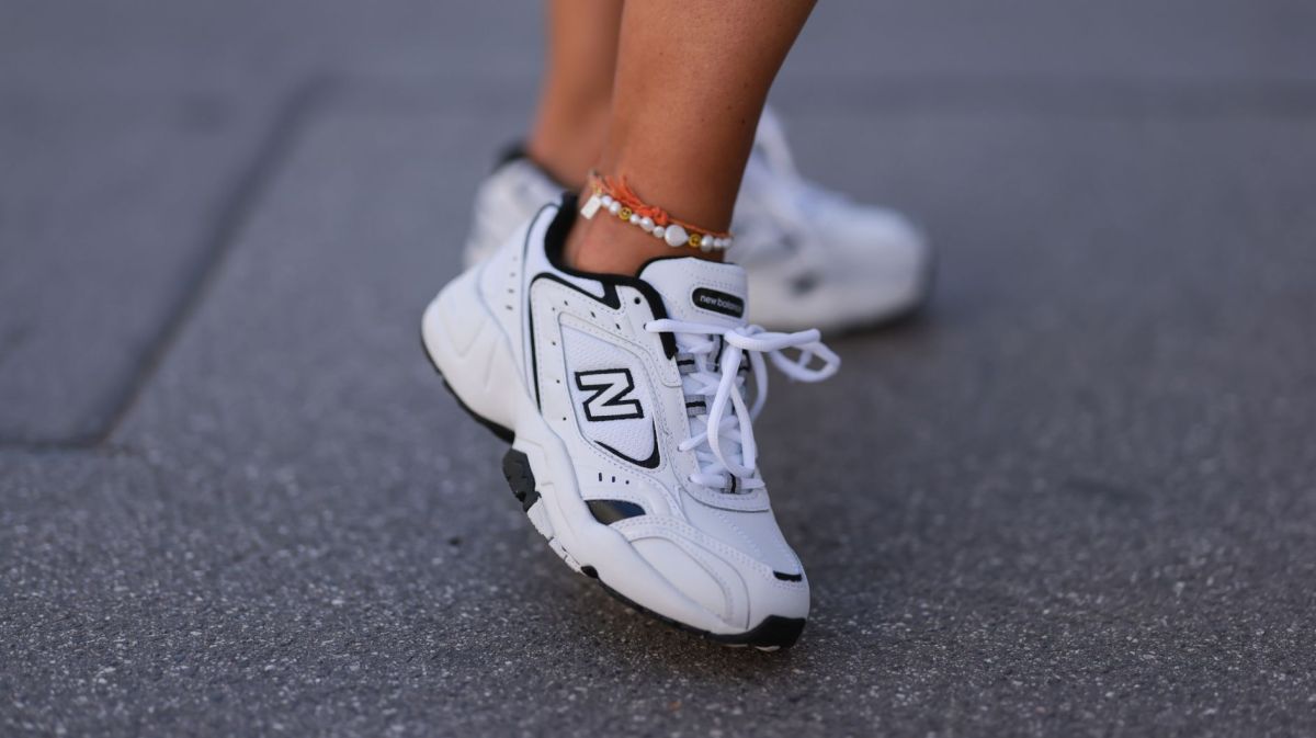 Streetstyle von Karin Teigl in weißen Sneakern von New Balance