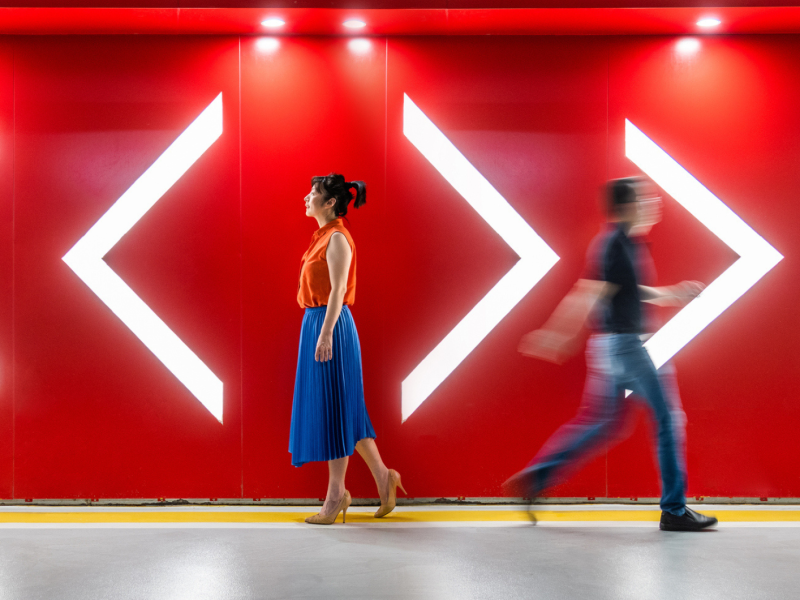 Paar geht in einer U-Bahn in eine entgegengesetzte Richtung