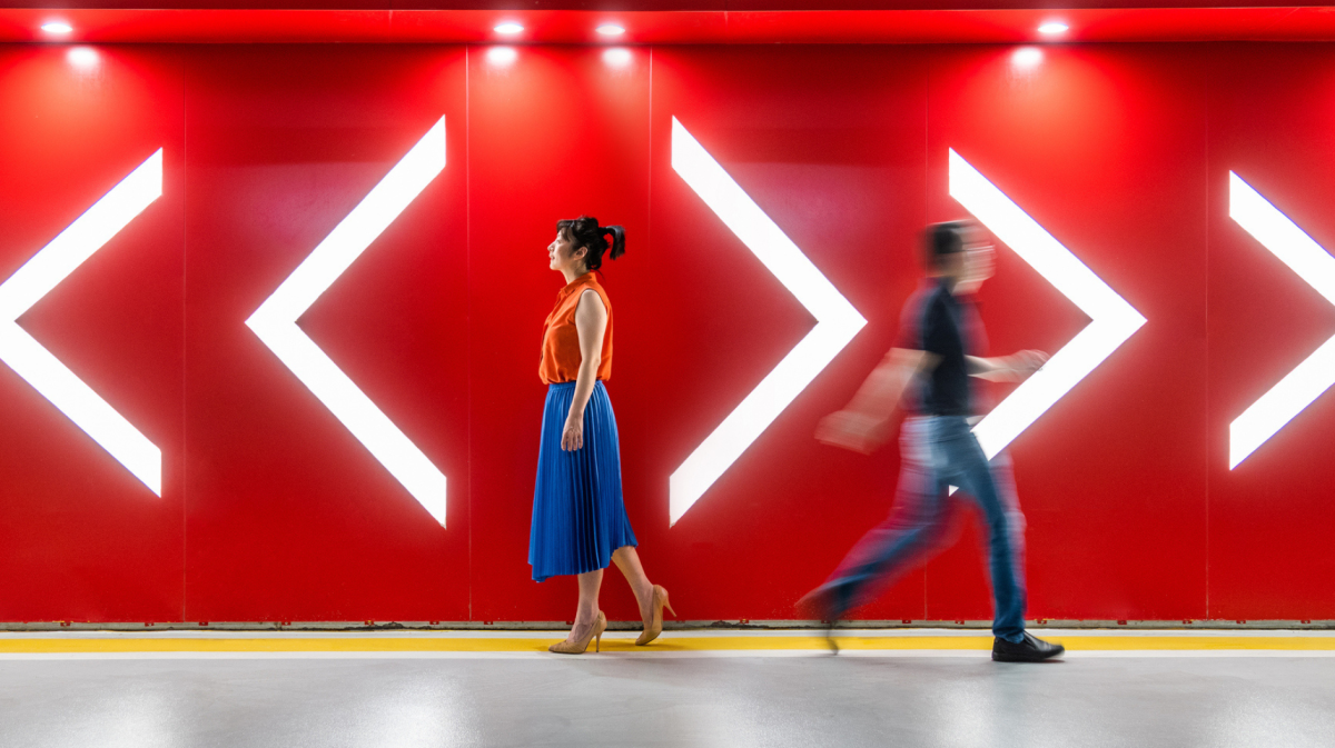 Paar geht in einer U-Bahn in eine entgegengesetzte Richtung