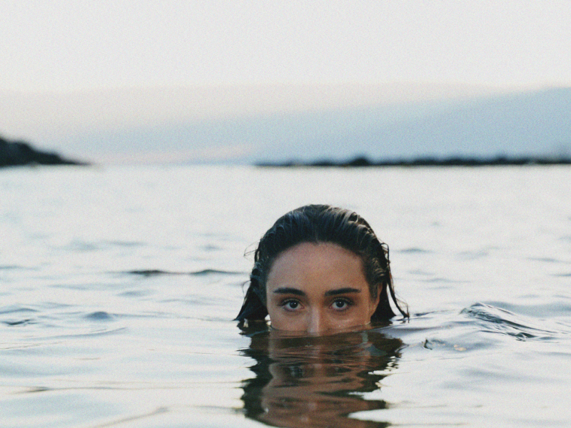 Frau schwimmt im Meer