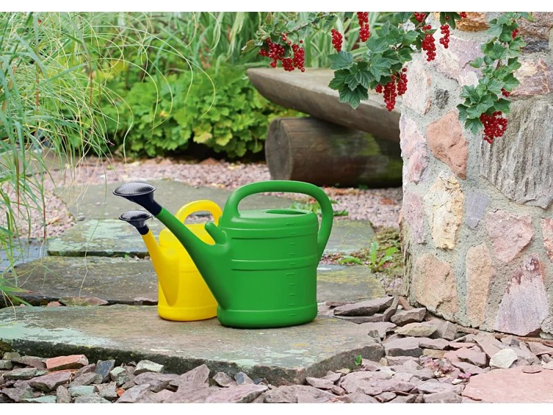 Garten mit zwei Gießkannen, einer grünen und einer kleineren gelben