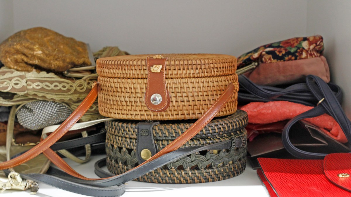 Regal im Kleiderschrank mit alten Vintage-Accessoires