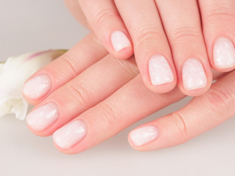 Gepflegte Fingern&auml;gel, die soft gl&auml;nzen.