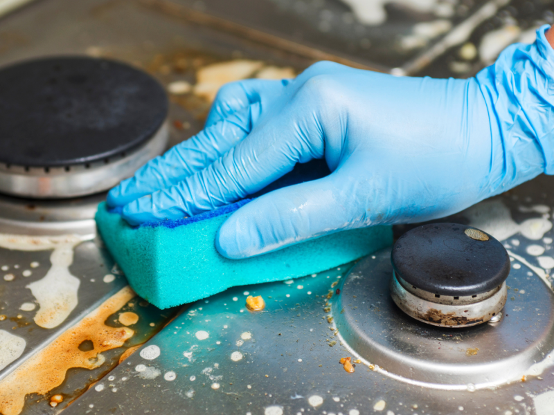 Nahaufnahme einer zu putzenden Herdplatte.