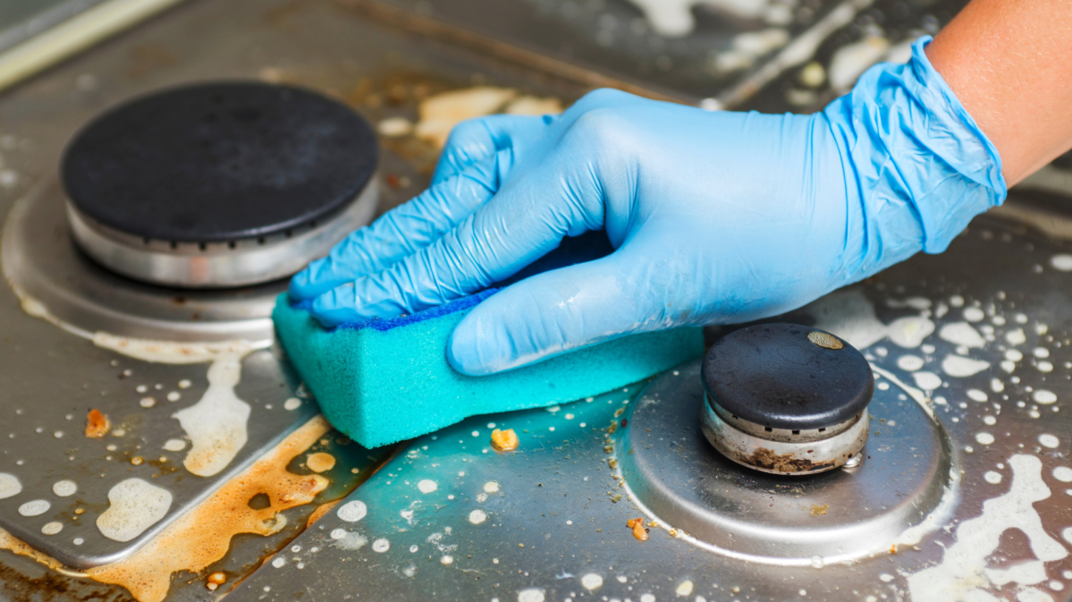 Nahaufnahme einer zu putzenden Herdplatte.