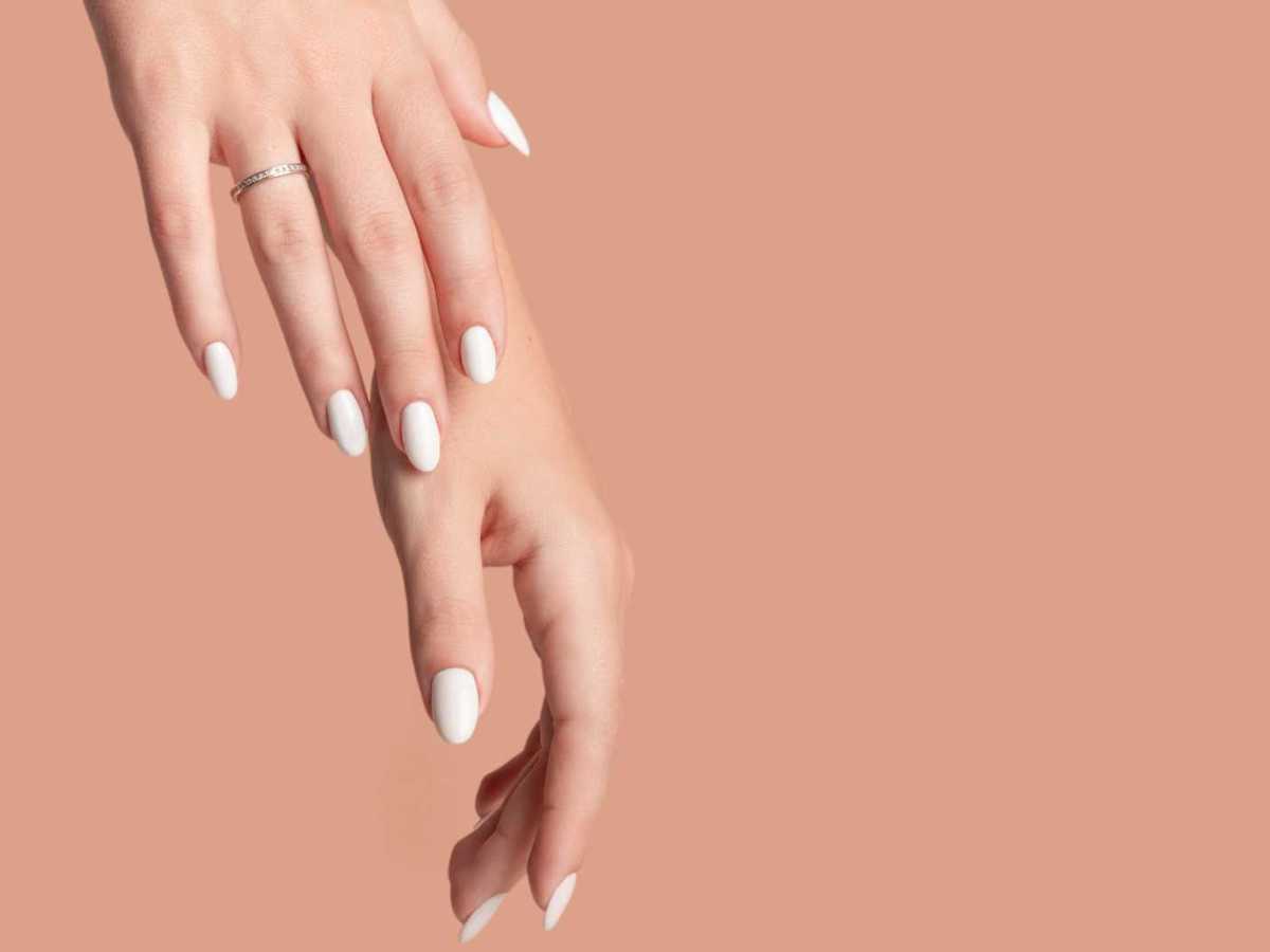 Weiß lackierte Fingernägel