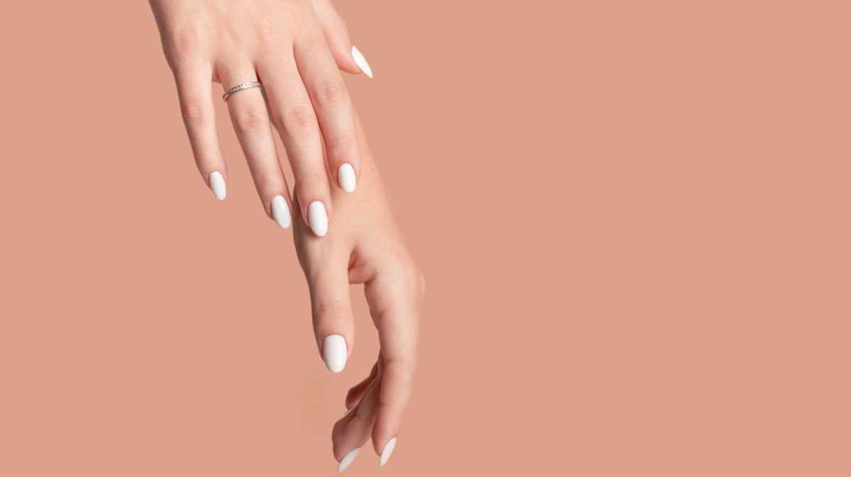 Weiß lackierte Fingernägel