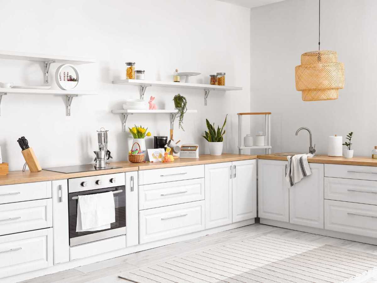 Küche, in der verschiedene Utensilien auf der Arbeitsfläche stehen