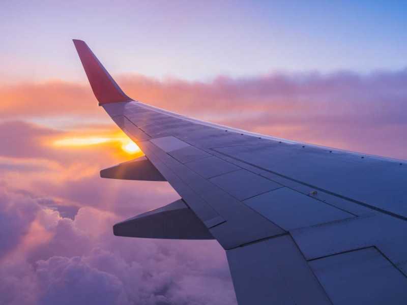 Flügel eines Flugzeugs vor dem Sonnenuntergang