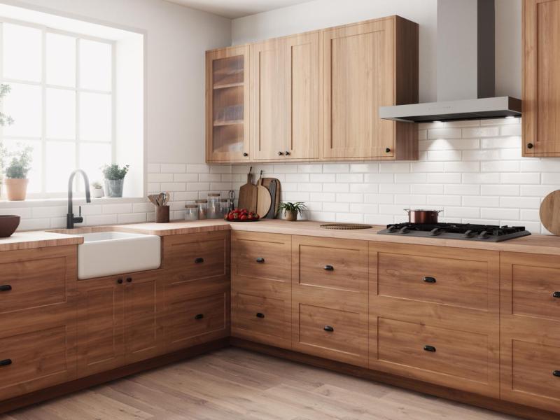 Große Küche mit Holzoptik ohne Backofen.