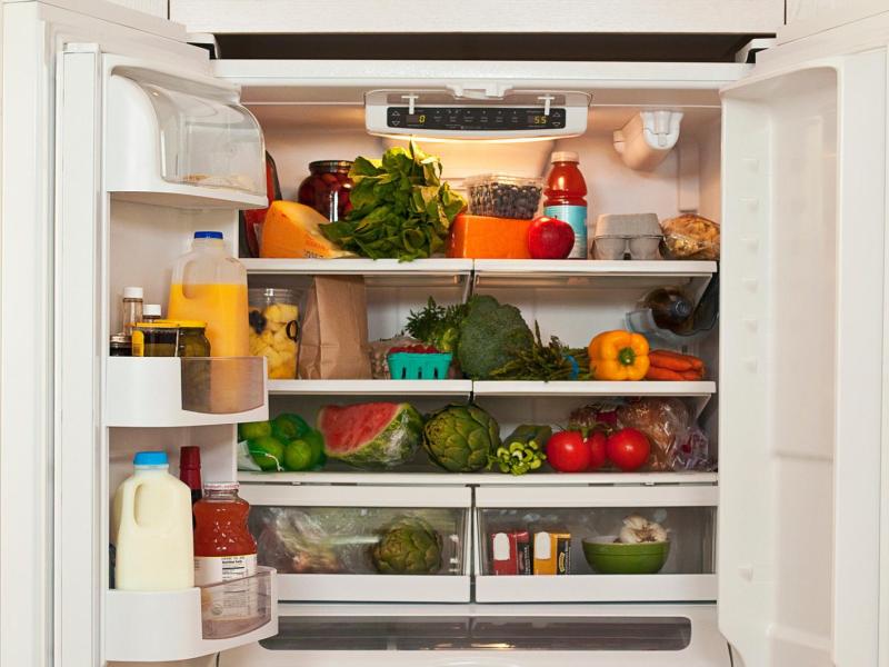 Lebensmittel stehen im Kühlschrank.