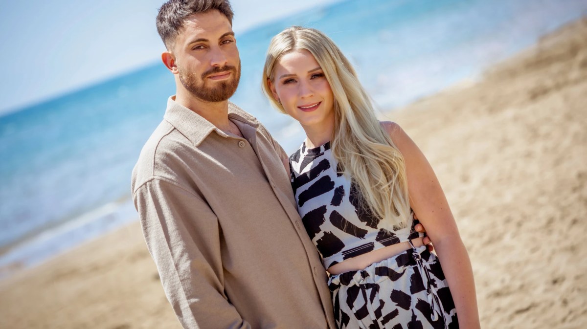 Loredana Wollny und ihr Partner Servet am Strand.