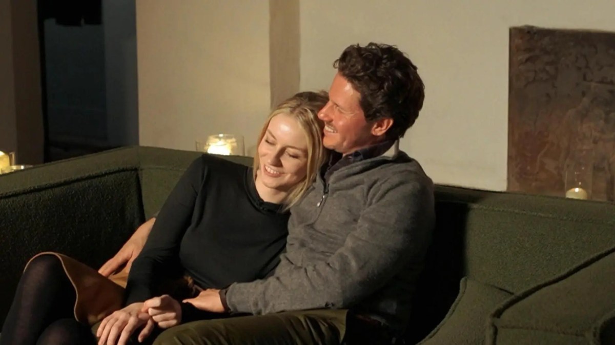 Vanessa und Martin kuscheln bei Bauer sucht Frau International gemeinsam auf der Couch.