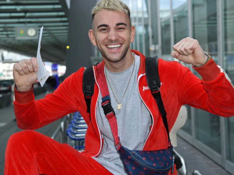 Serkan Yavuz im roten Jogging-Anzug