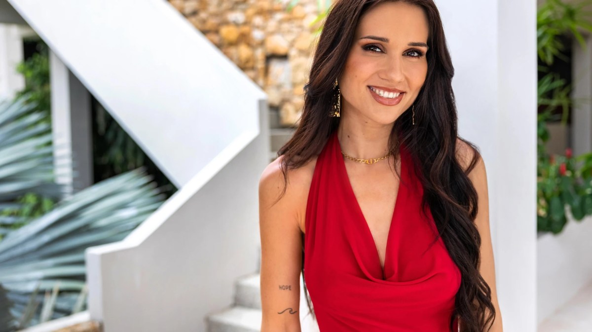 Vanessa Borck in einem roten Kleid