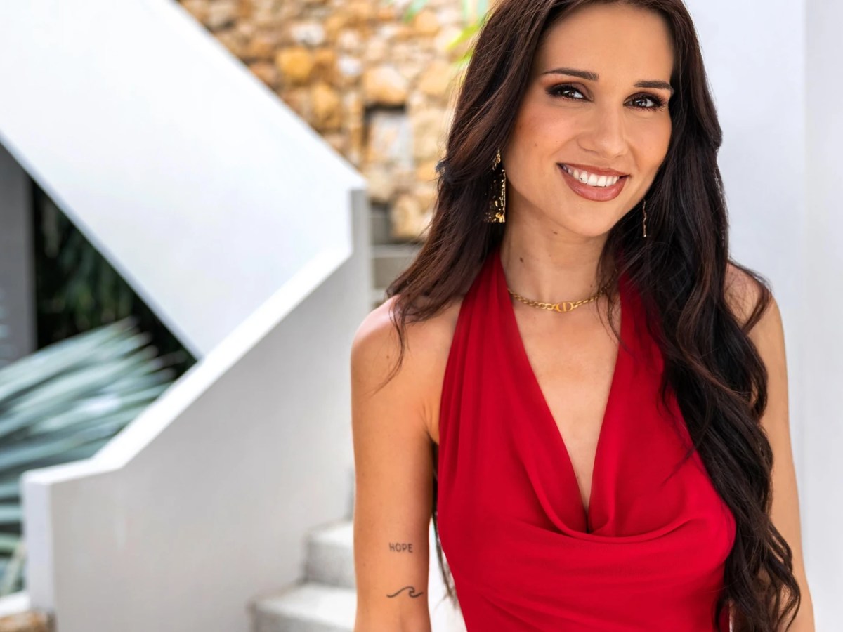 Vanessa Borck in einem roten Kleid