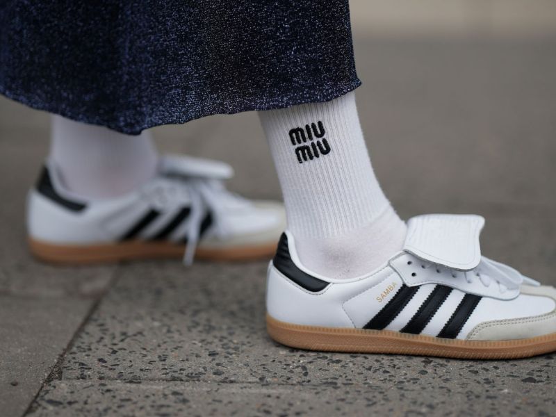 Streetstyle von weißem Adidas Samba