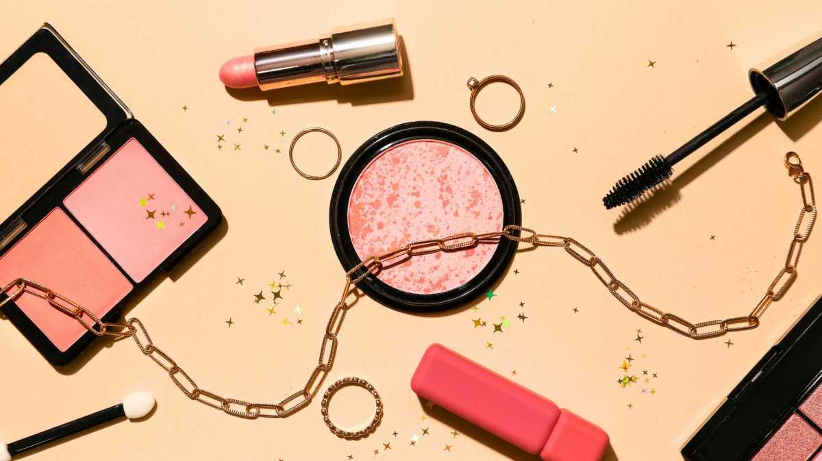 Schmuck und dekorative Kosmetik auf farbigem Hintergrund.