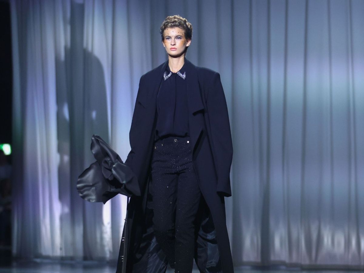 GNTM-Kandidatin Zoe in Schwarz auf dem Laufsteg von Kilian Kerner