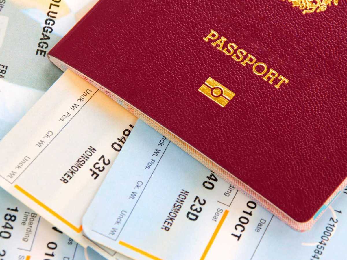 Nahaufnahme von einem Boarding Pass und dem deutschen Pass.