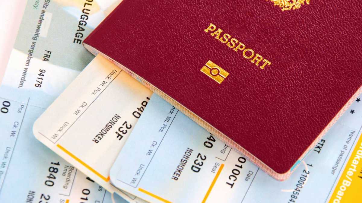 Nahaufnahme von einem Boarding Pass und dem deutschen Pass.