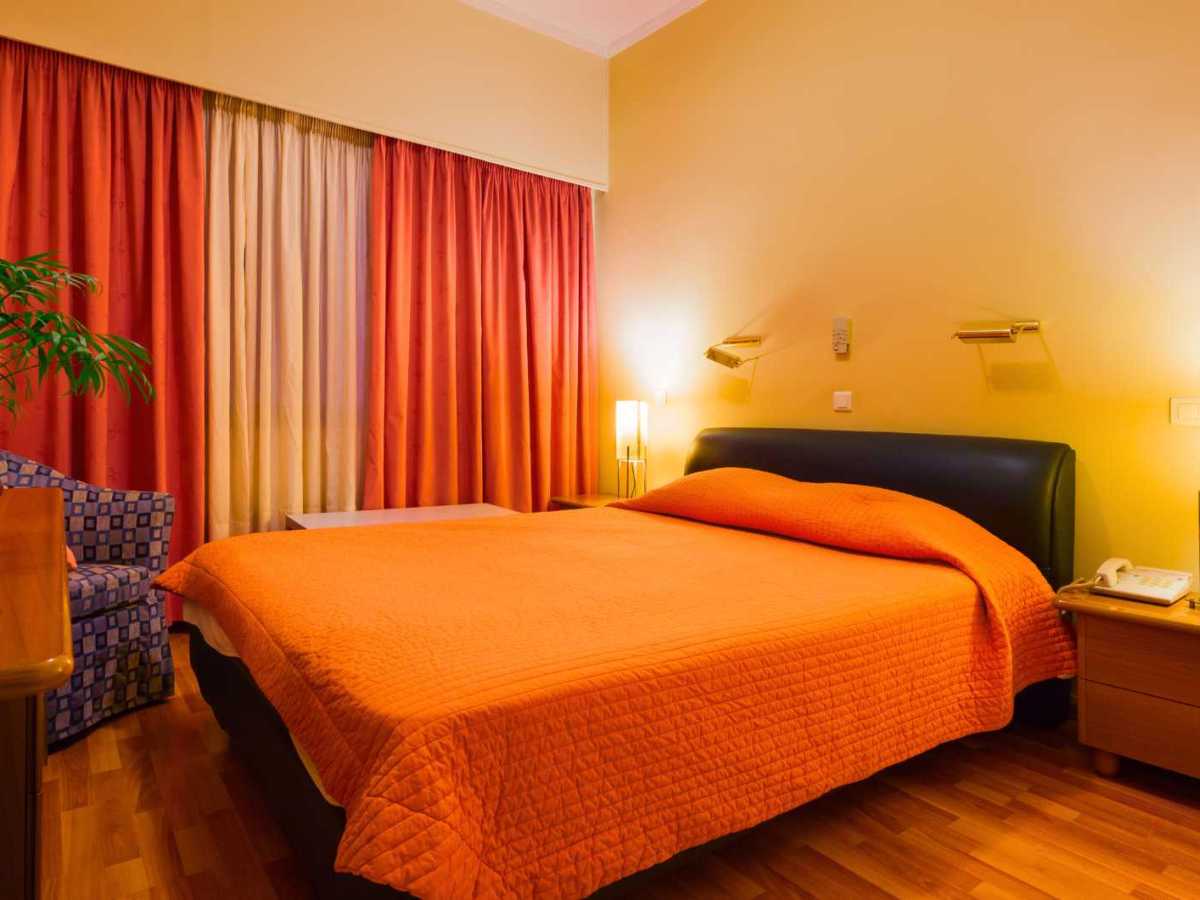 Orangefarbenes Hotelzimmer.