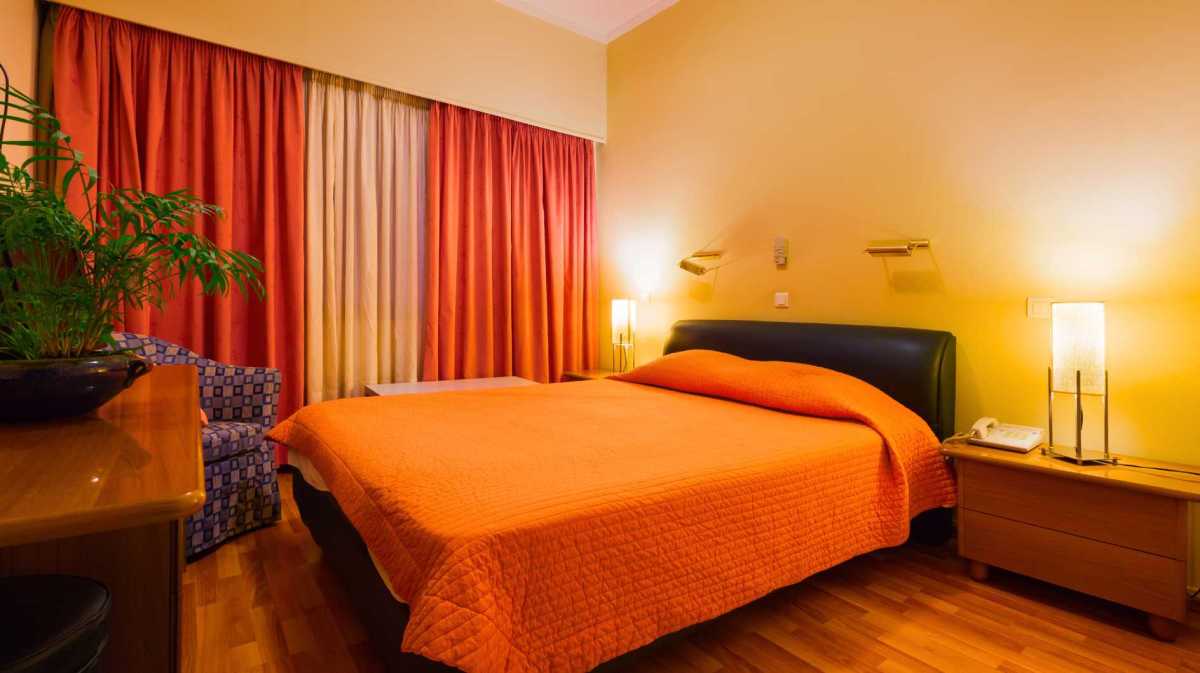 Orangefarbenes Hotelzimmer.