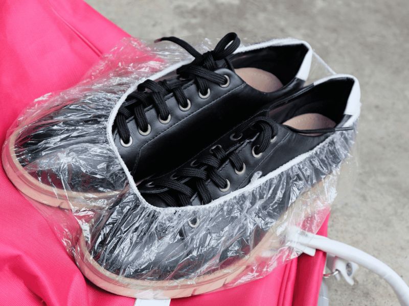 Schuhe sind in Duschhaube gepackt.