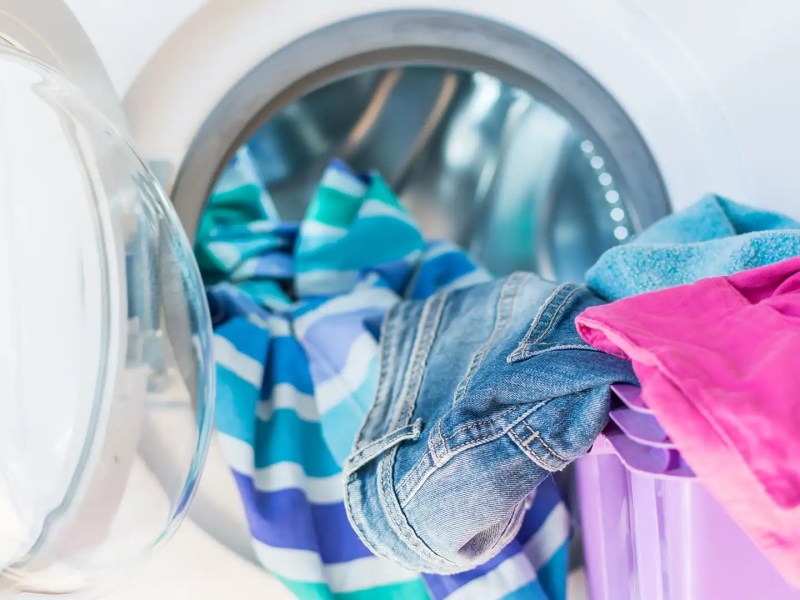 Frisch gewaschene Wäsche kommt aus der Trommel