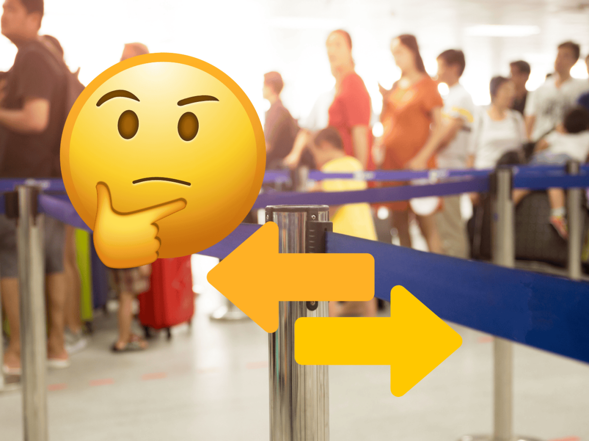 Menschen stehen in einer Schlange zum Check-in an.