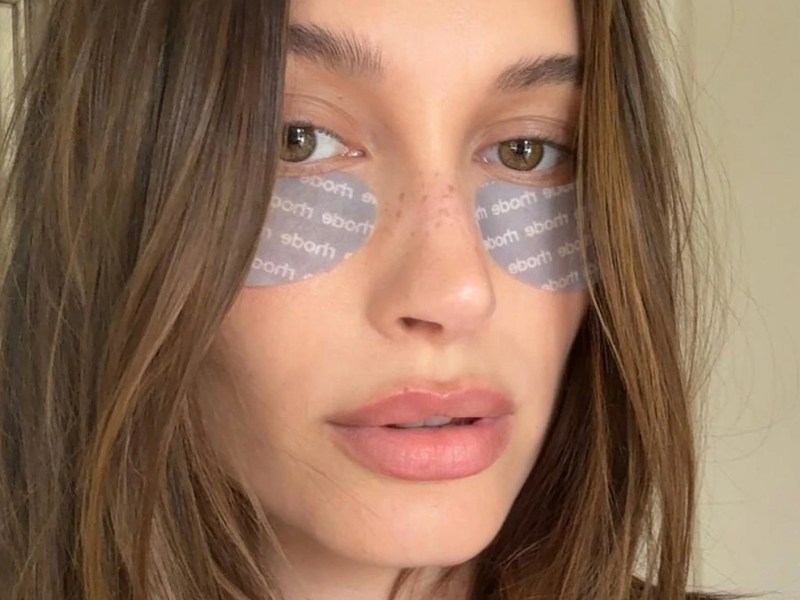 Hailey Bieber mit Augenpads von Rhode