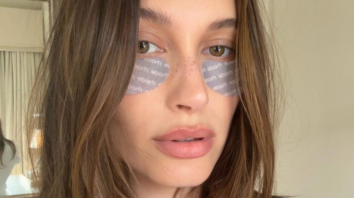 Hailey Bieber mit Augenpads von Rhode