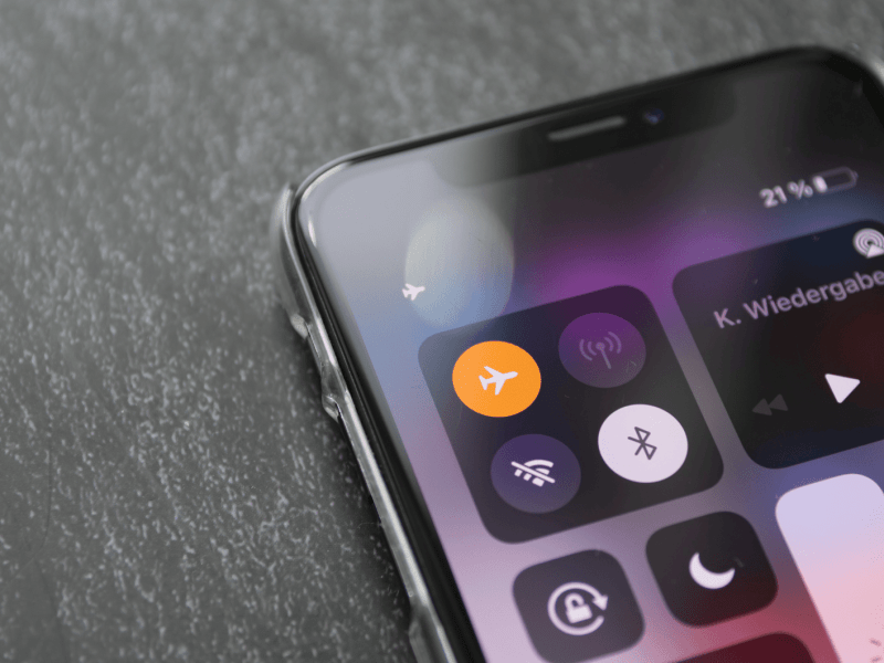 Handy, das in den Flugmodus geschaltet ist.