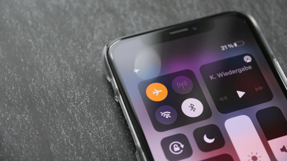 Handy, das in den Flugmodus geschaltet ist.