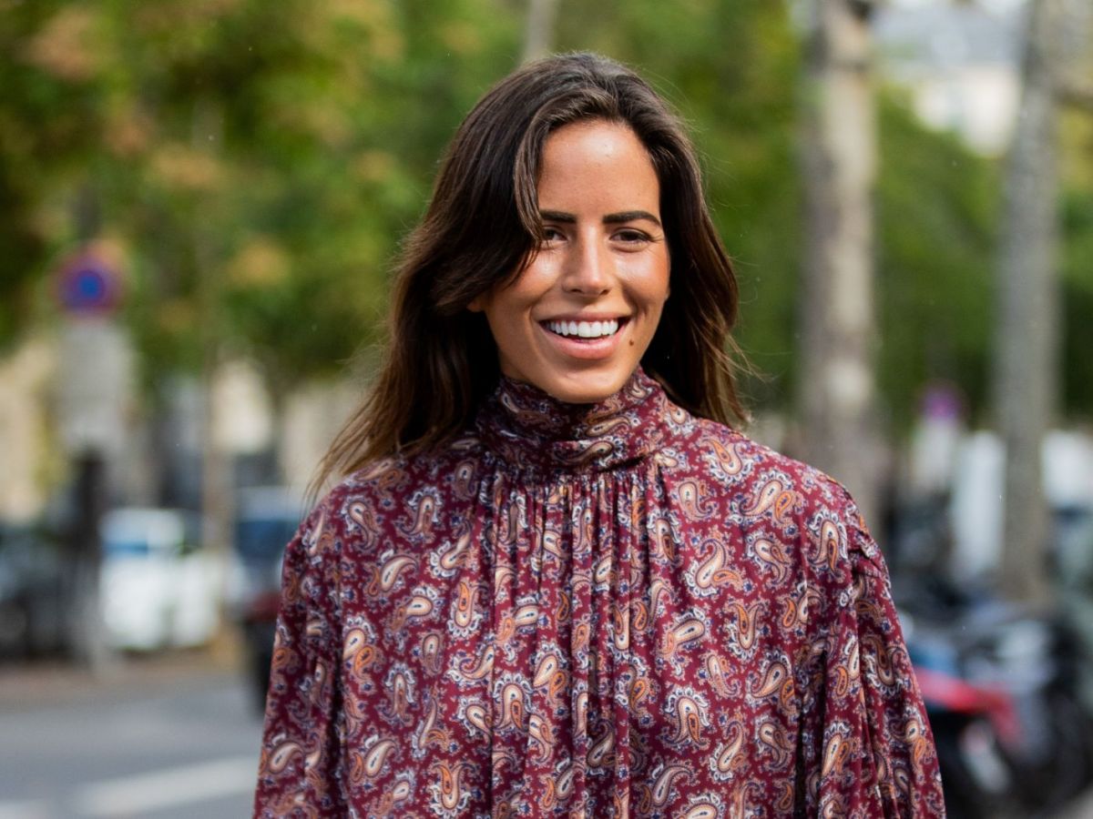Streetstyle von Frau mit dunklen, langen Haaren in Kleid mit Paisleymuster