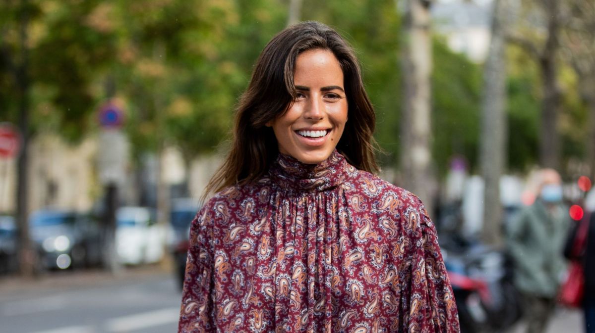 Streetstyle von Frau mit dunklen, langen Haaren in Kleid mit Paisleymuster
