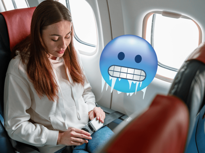 Person legt im Flugzeug Gurt an.