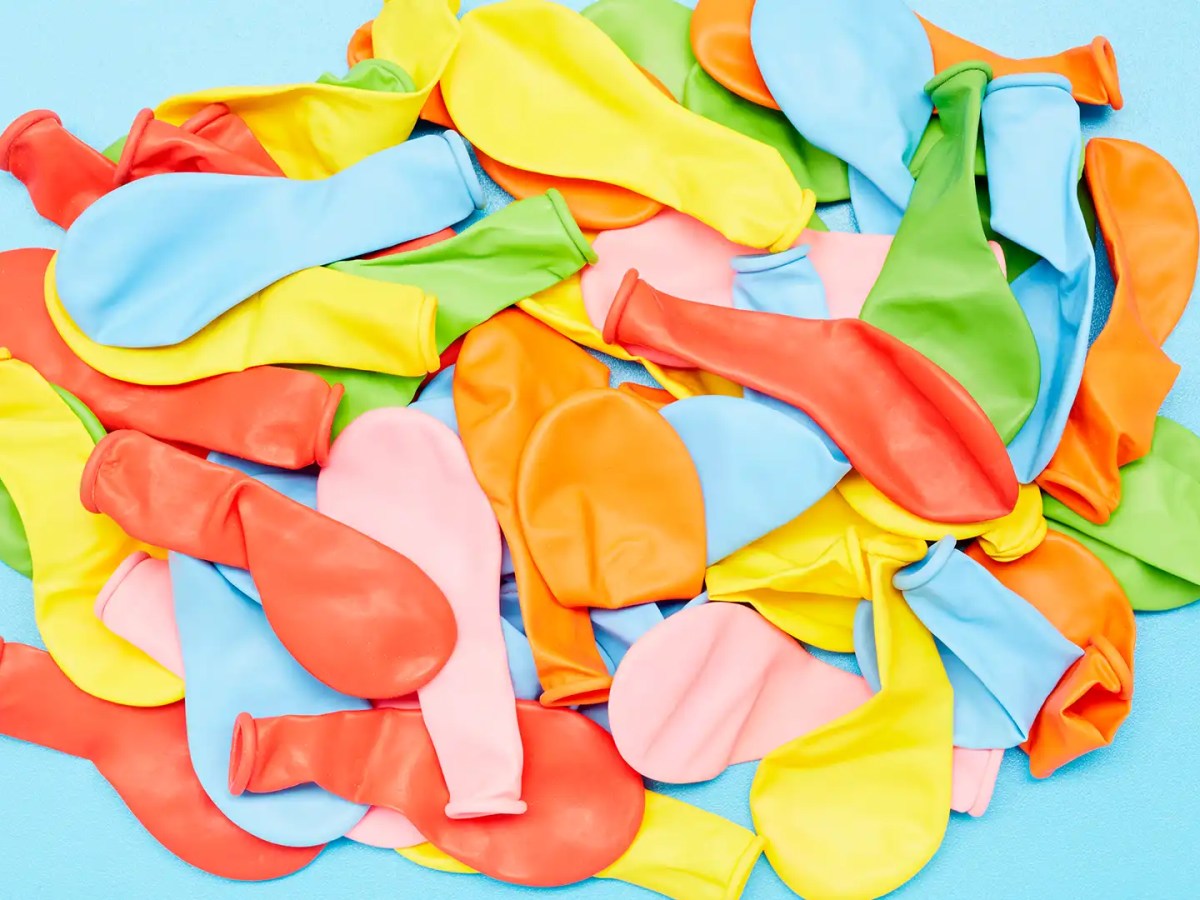 Bunte Luftballons auf blauem Hintergrund