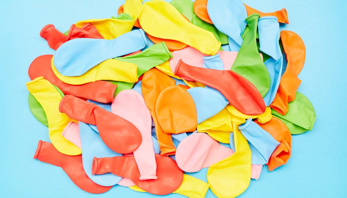 Bunte Luftballons auf blauem Hintergrund