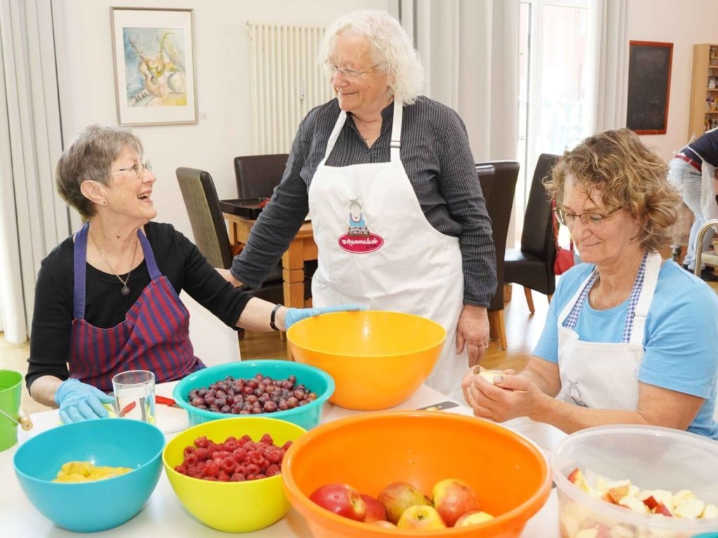 Drei Frauen machen Marmelade in der K&uuml;che ein