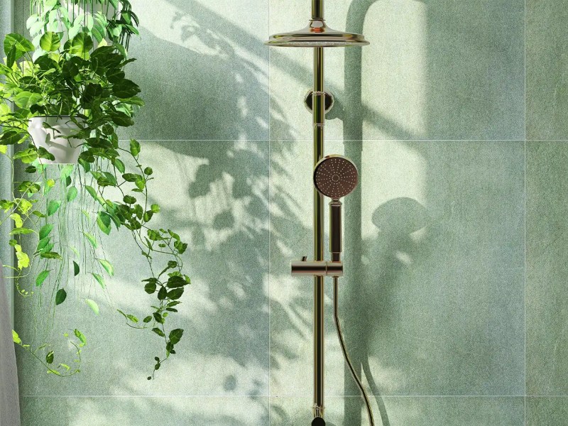 Mintgrün geflieste Duschkabine im Badezimmer mit Grünpflanze hängend