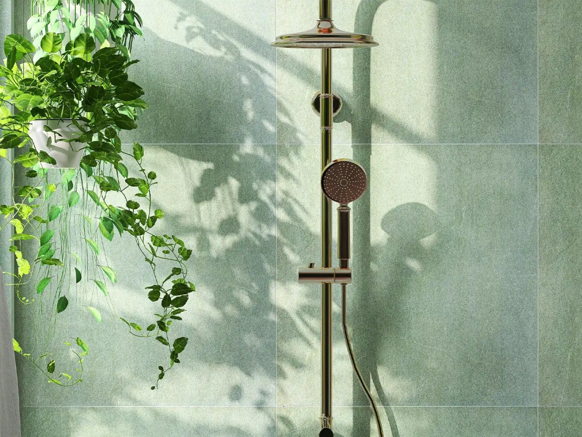 Mintgr&uuml;n geflieste Duschkabine im Badezimmer mit Gr&uuml;npflanze h&auml;ngend