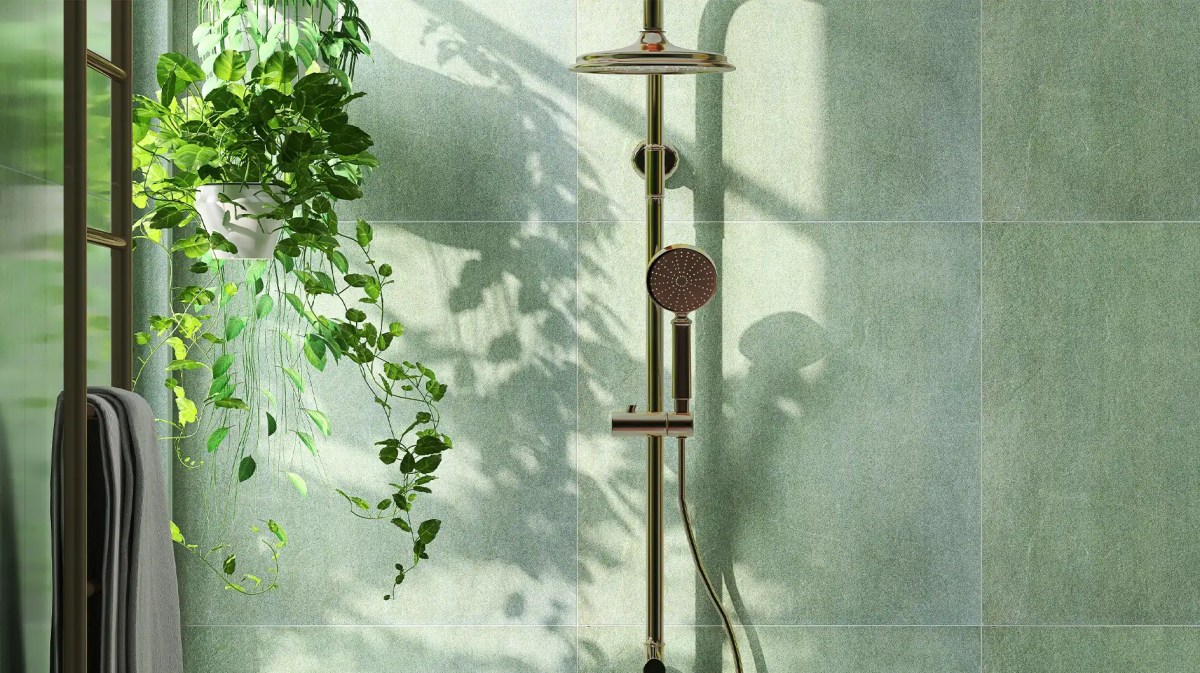 Mintgrün geflieste Duschkabine im Badezimmer mit Grünpflanze hängend