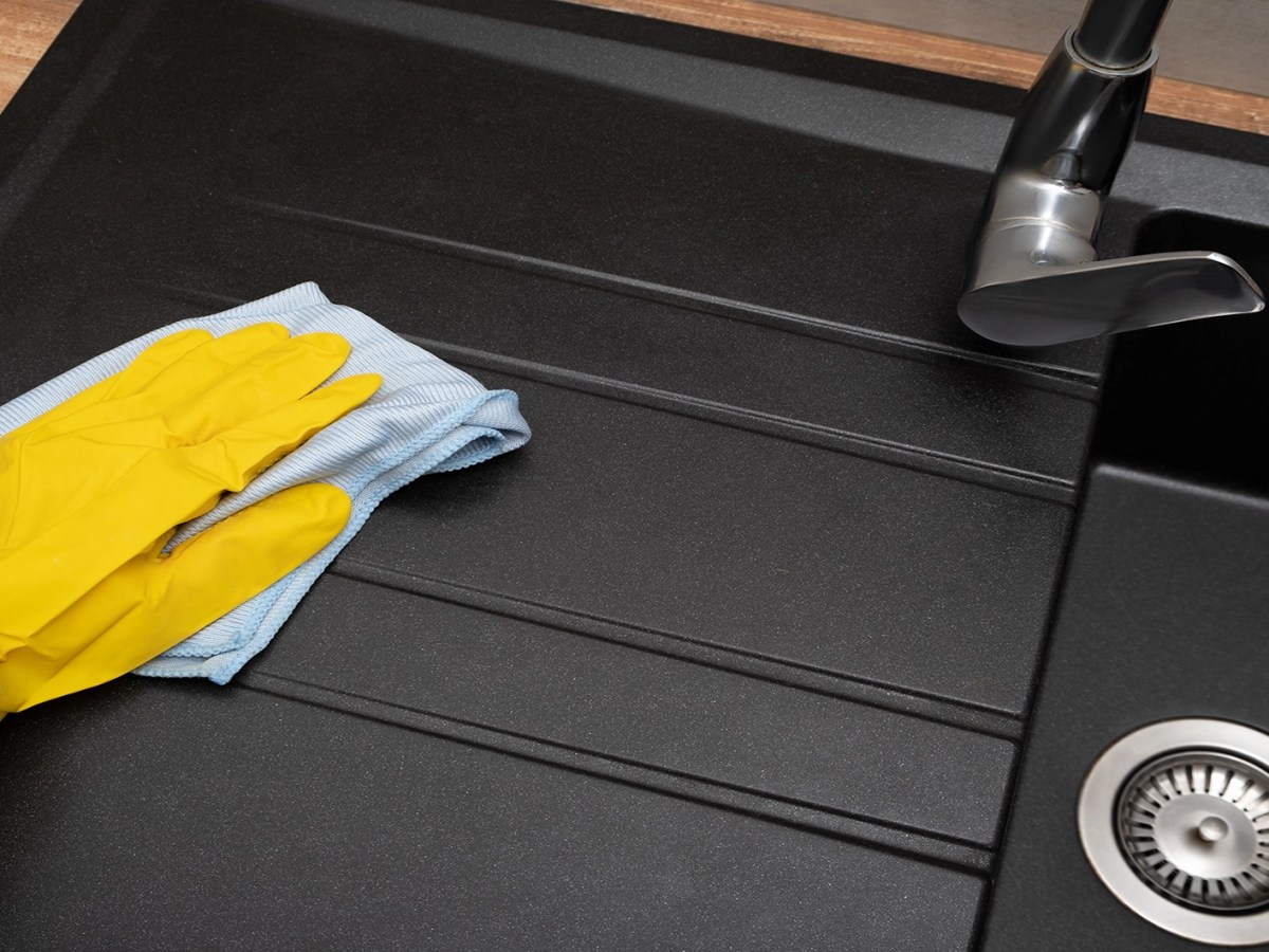 Spülbecken: Mit diesem Hausmittel bringst du deine Spüle zum Glänzen