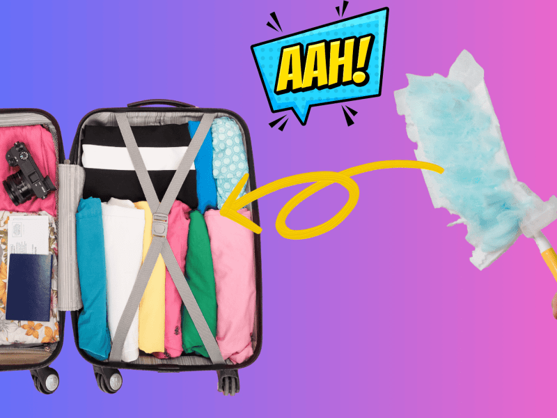 Ein geöffneter Koffer, ordentlich gepackt auf einem bunten Hintergrund. Rechts im Bild hält eine Hand einen Staubwedel. Darüber befinden sich eine Illustration einer Aha-Sprechblase und ein gelber Pfeil, der vom Staubwedel zum Koffer zeigt.