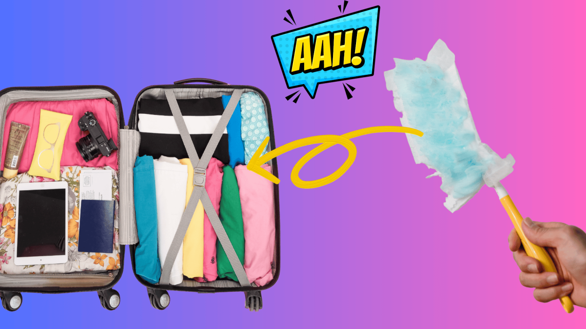 Ein geöffneter Koffer, ordentlich gepackt auf einem bunten Hintergrund. Rechts im Bild hält eine Hand einen Staubwedel. Darüber befinden sich eine Illustration einer Aha-Sprechblase und ein gelber Pfeil, der vom Staubwedel zum Koffer zeigt.