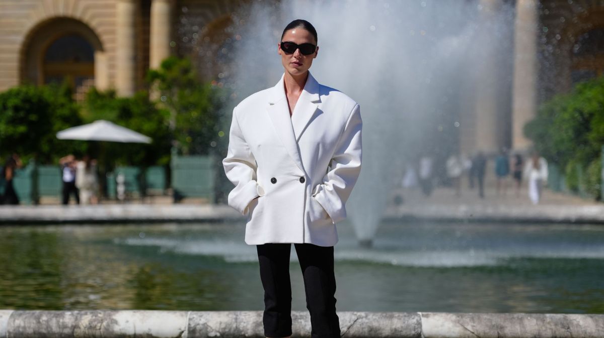 Sophia Roe in weißem Blazer und schwarzer Caprihose